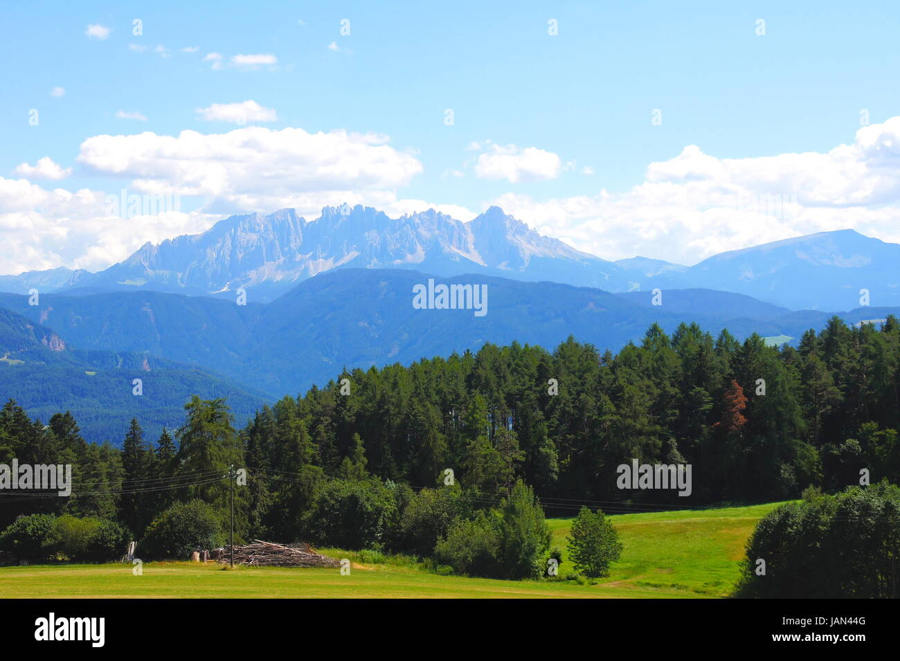 Landschaft bei Bozen mit Blick in die Dolomiten Stock Photo
