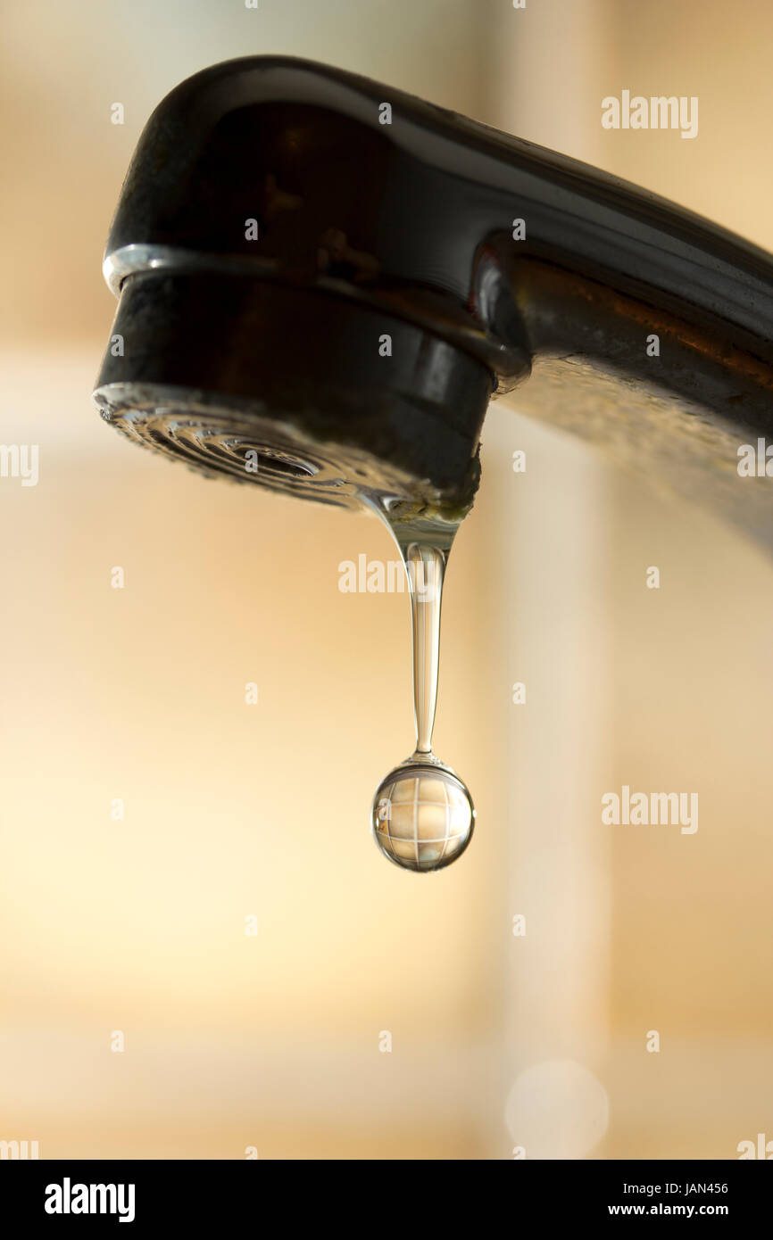 tropfender Wasserhahn ohne Hintergrund als Nahaufnahme voller Tropfen Stock  Photo - Alamy