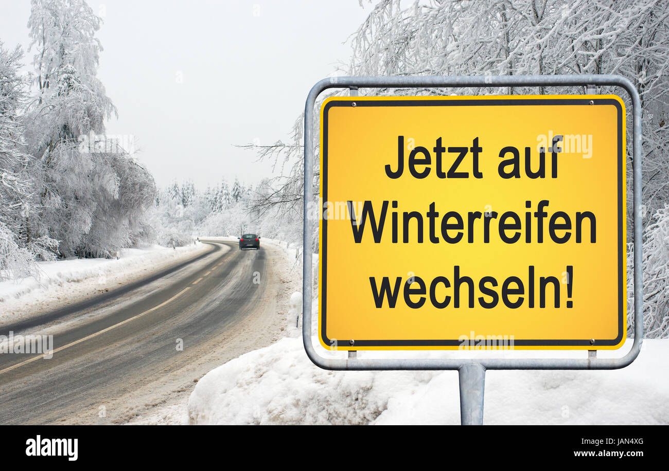 Heckscheibe Mit Verschneiten Scheibenwischer. Stockbild - Bild von schnee,  grau: 274471243