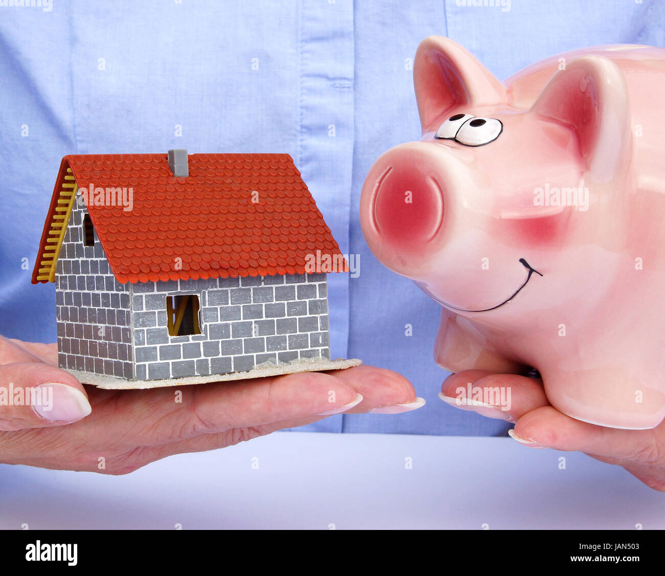 Bausparen - Frau mit Haus und Sparschwein Stock Photo