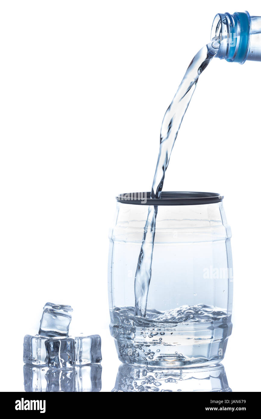 Опыт с замерзанием воды в бутылке. Всплеск воды. Пар воды. Ice cube лед. Тает лед.