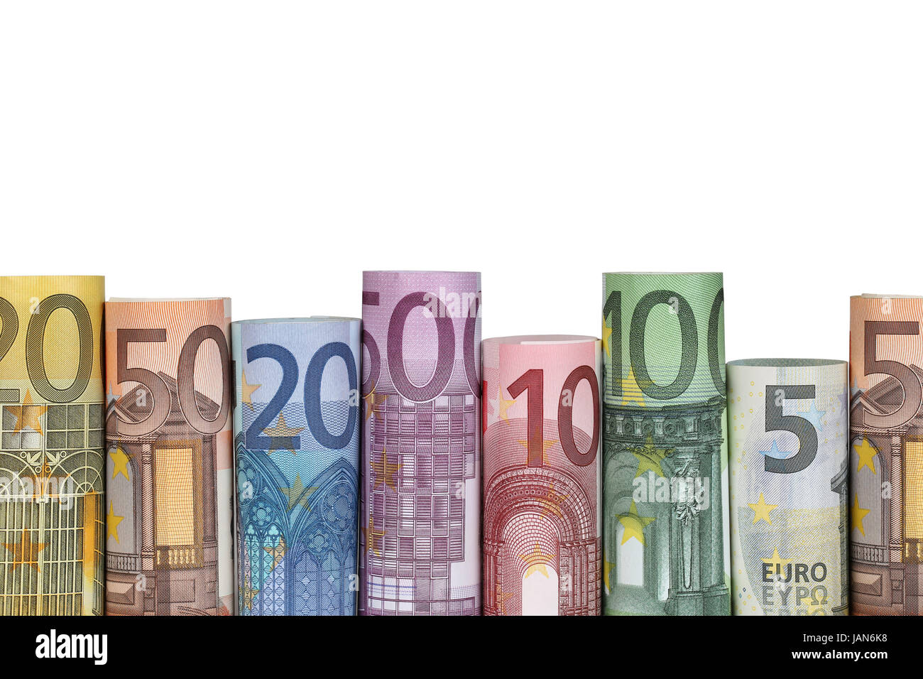 Gerollte Euro Scheine in einer Reihe, isoliert vor einem weissen Hintergrund Stock Photo