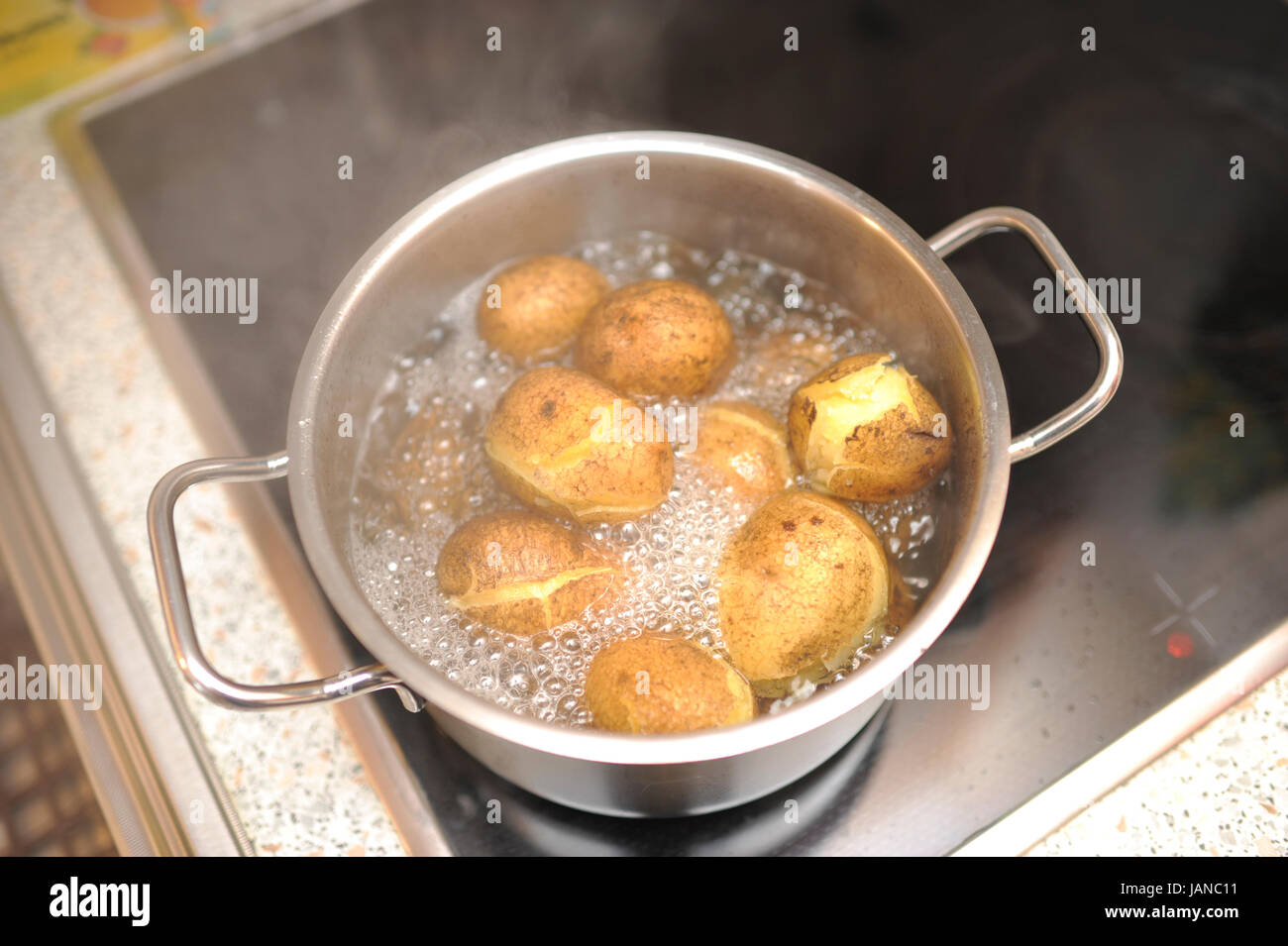 Можно ли курам варить картошку. Горячая картошка. сколько варится картошка в кипящей воде кубиками. сколько варить картошку кубиками.