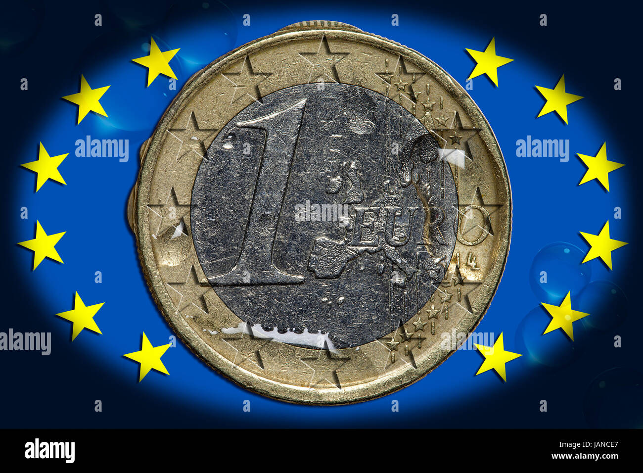 Illustration zum Thema Finanzen - Währungssymbol - 1 Euro - Wassertropfen auf Europasymbol Stock Photo