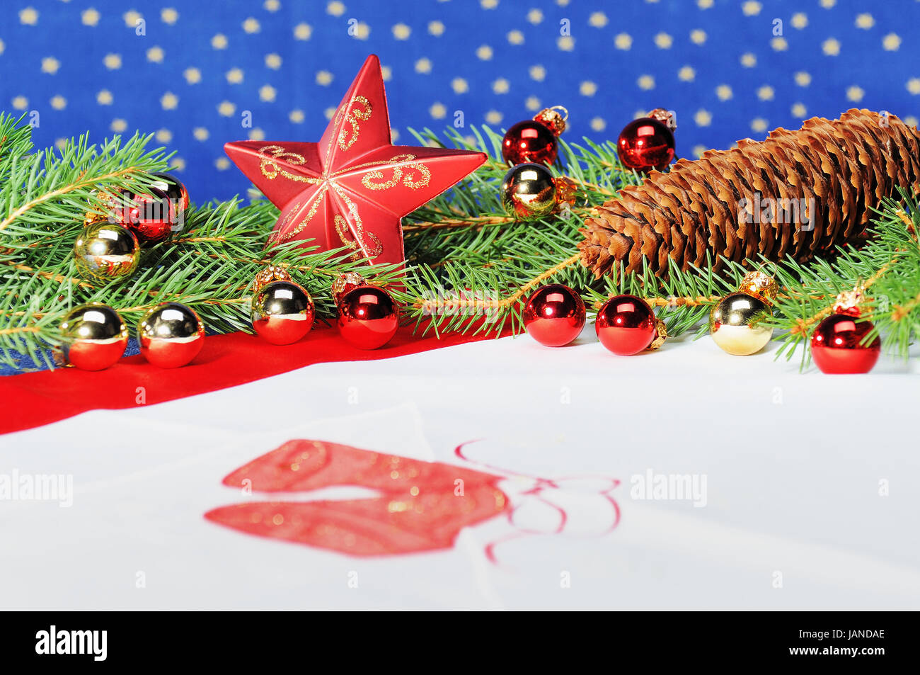 Weihnachtlich dekorierter Tisch mit Tannenzweigen, Christbaumkugeln und Stern Stock Photo
