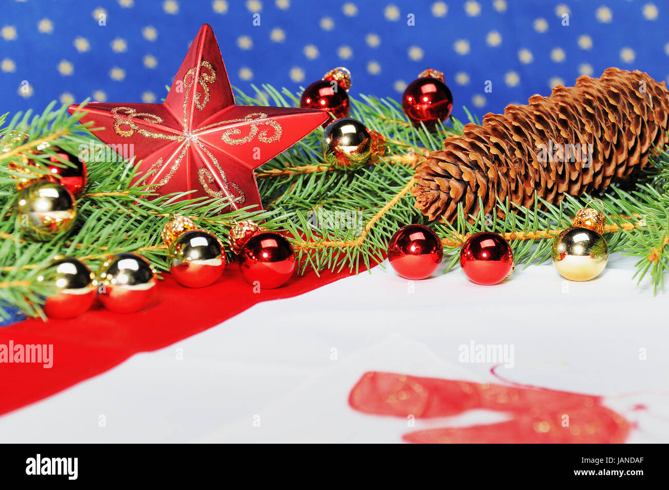 Weihnachtlich dekorierter Tisch mit Tannenzweigen, Christbaumkugeln und Stern Stock Photo
