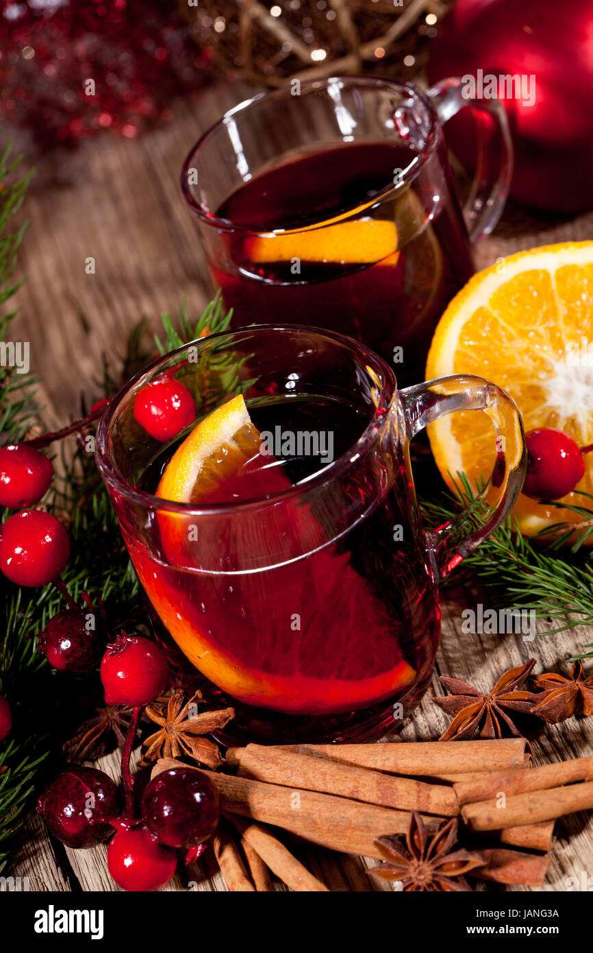 heisser aromatischer glühwein punsch mit orangen und zimt weihnachten ...