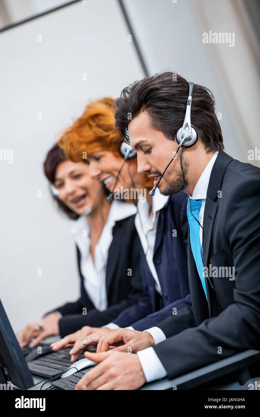 freundlicher berater am telefon mit headset im callcenter service kommunikation Stock Photo