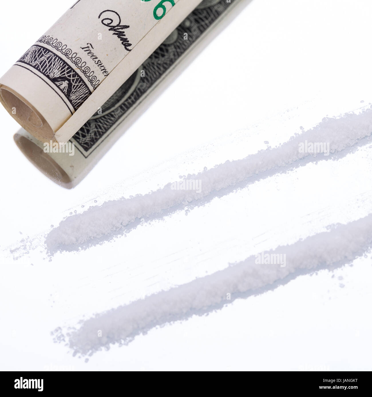 drogen mit geldschein und rasierklinge auf spiegel kokain illegal sucht abhängig Stock Photo