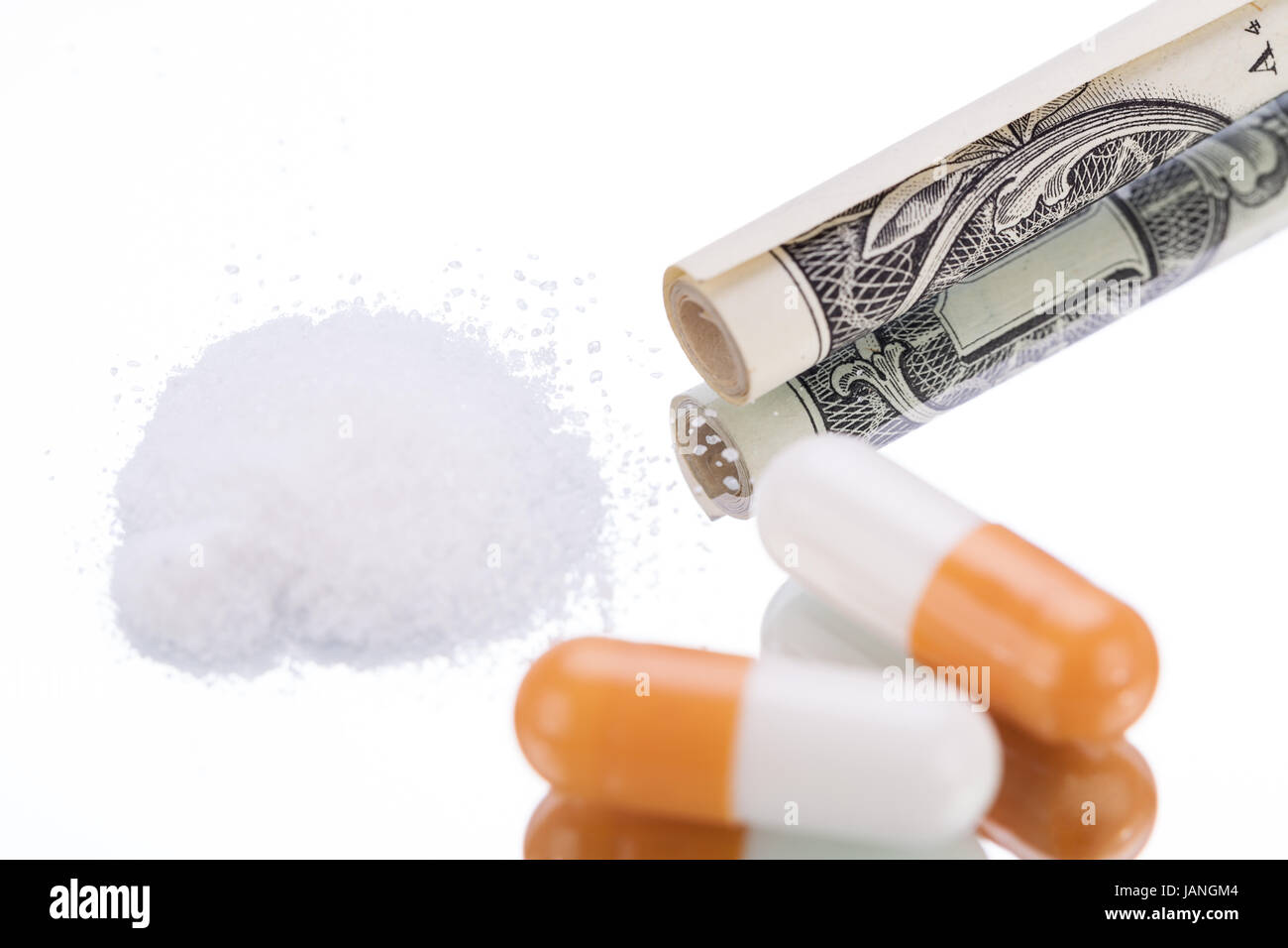 drogen tabletten kokain pillen rauschmittel auf dem tisch nahaufnahme sucht  Stock Photo - Alamy