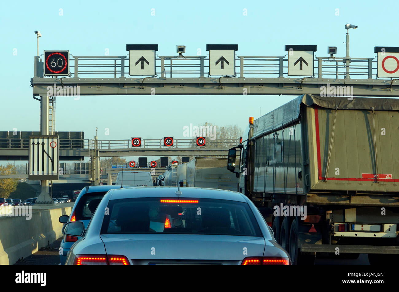 Hohes Verkehrsaufkommen vor dem Lövenicher Tunnel, Nordrhein-Westfalen, Deutschland, Köln Stock Photo