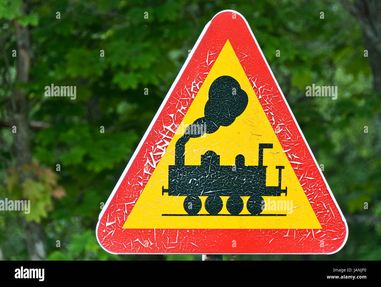 Verkehrstafel zur Warnung vor kreuzenden Dampflokomotiven;road sign with a warning of crossing steamlocomotivs Stock Photo