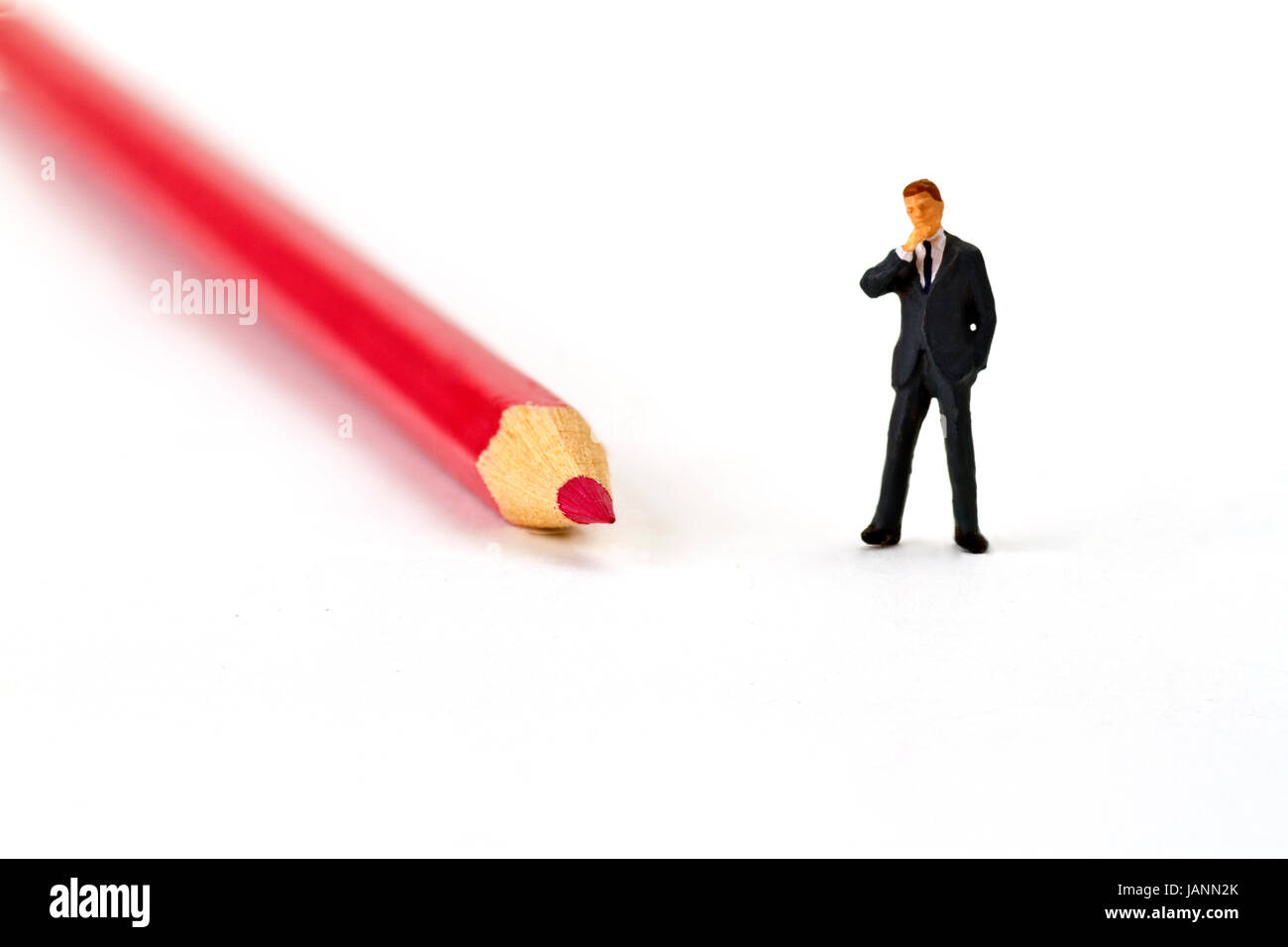 Figur eines Managers mit Rotstift auf hellem Hintergrund Stock Photo