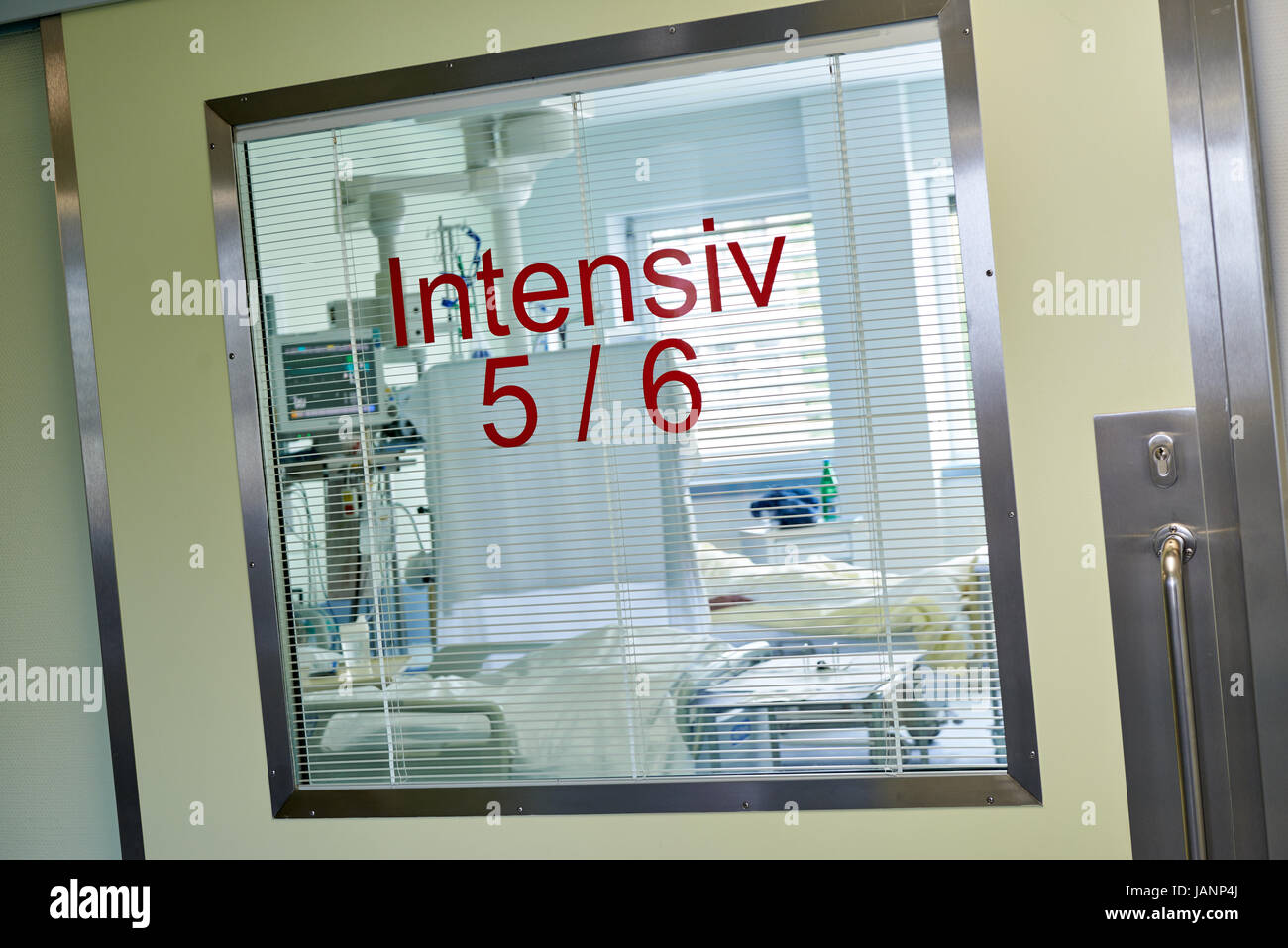 Intensive care unit hi-res stock photography and images - Page 3