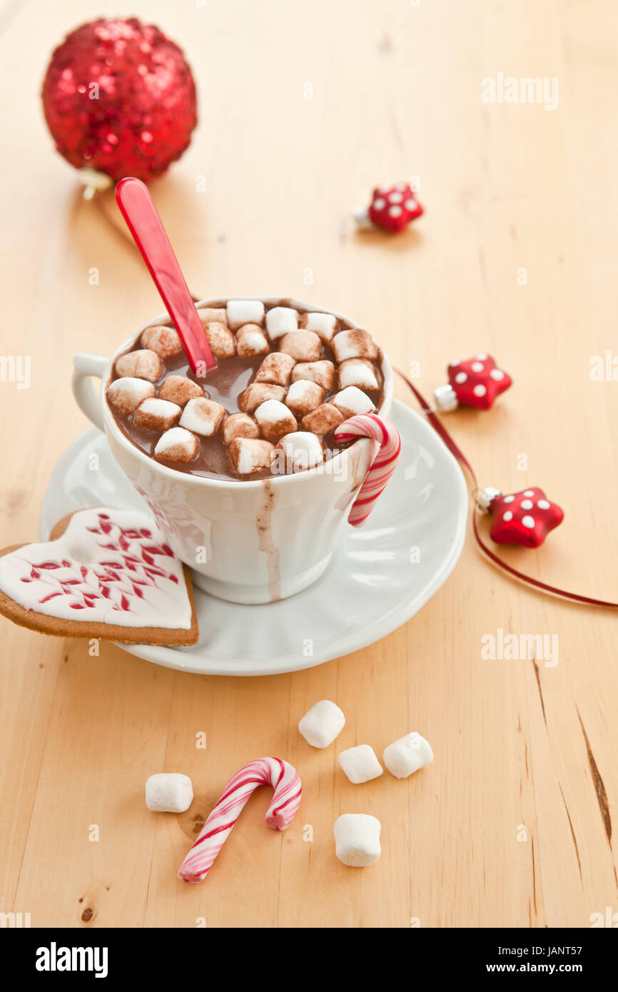 Heisse Schokolade mit Marshmallows und einem Plaetzchen Stock Photo - Alamy