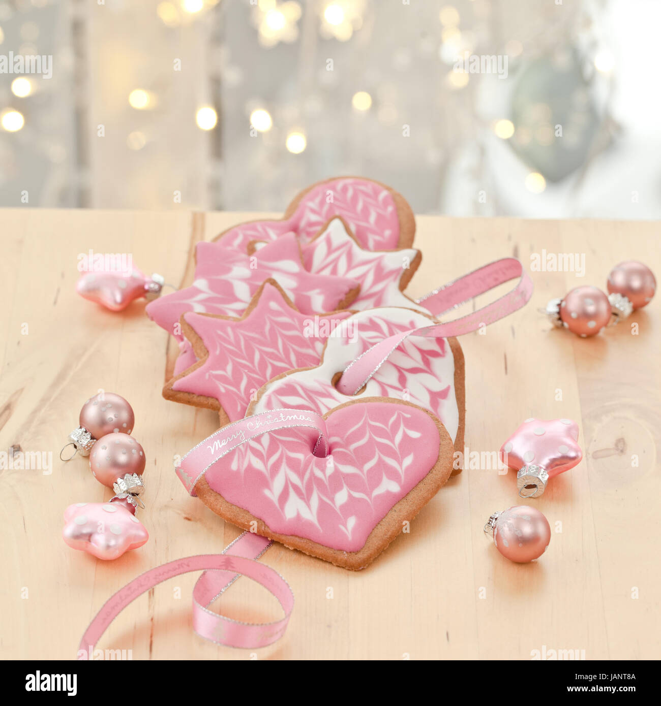 Bunte Plaetzchen zu Weihnachten zu Weihnachten und Christbaumkugeln ...