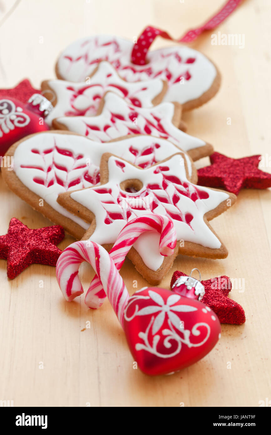 Bunte Plaetzchen und Zuckerstangen zu Weihnachten Stock Photo - Alamy
