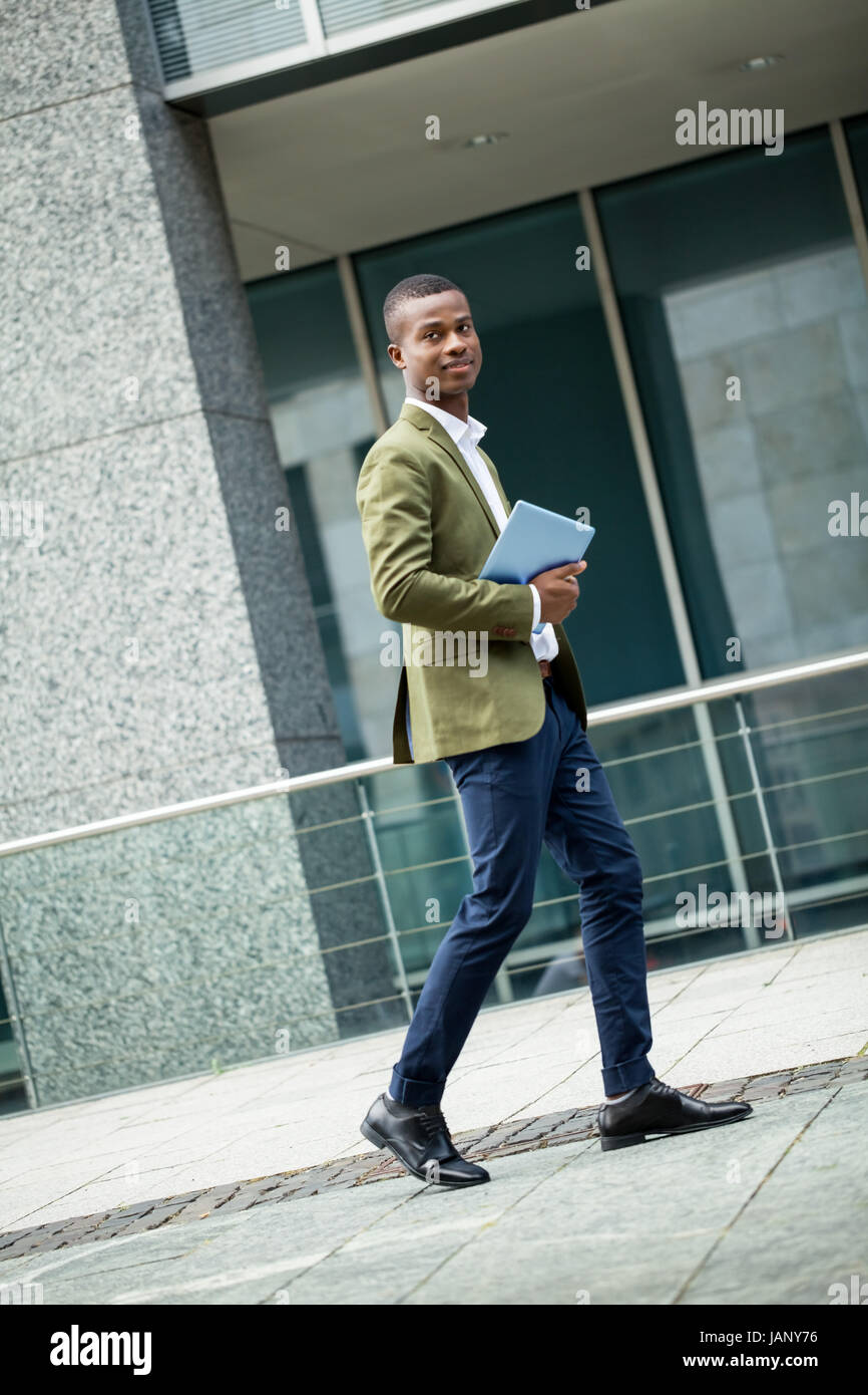 junger erfolgreicher geschäftsmann im sommer im freien modern business portrait Stock Photo