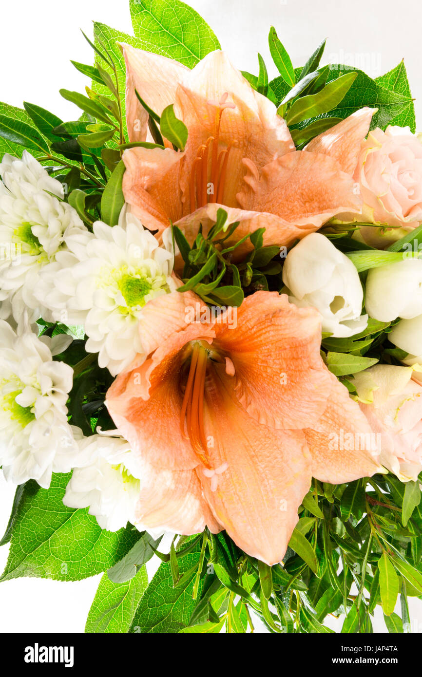 Ein Blumenstrauss mit Rosen, Amaryllis und Chrysanthemen, Draufsicht Stock Photo