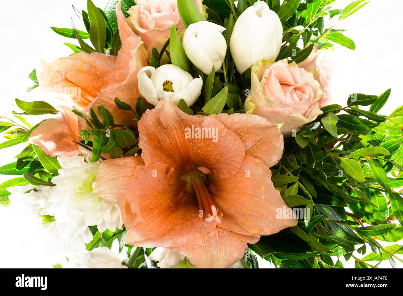 Ein Blumenstrauss mit Rosen, Amaryllis und Chrysanthemen, Draufsicht Stock Photo