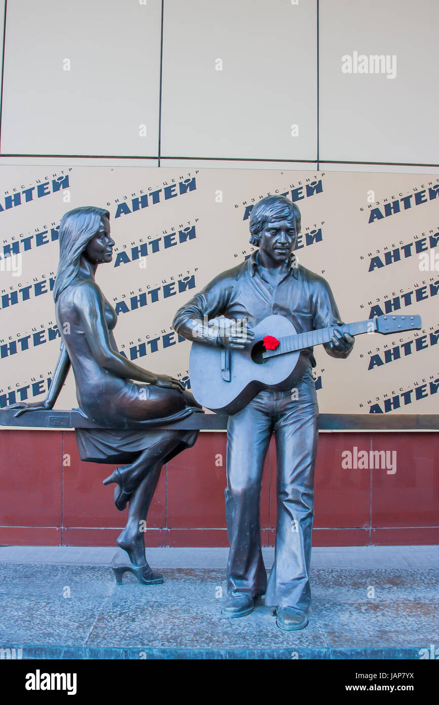 Yekaterinburg, Russia - September 24.2016: The sculpture of Vladimir Vysotsky and Marina Vlady in the hotel 'Antei', Red Army Street Stock Photo