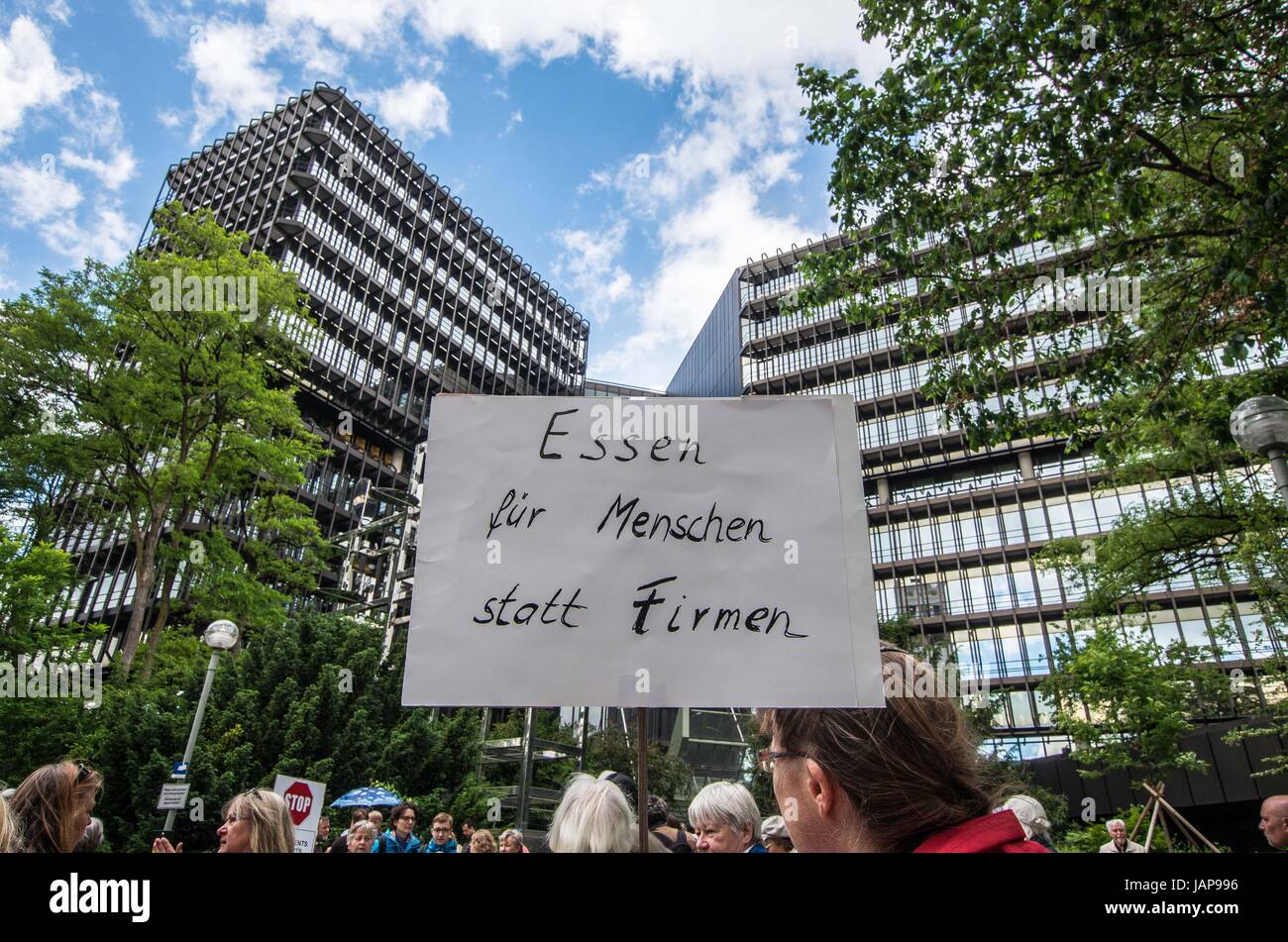 Munich. 7th June, 2017. ''Food for humans, not for corporations'' Approximately 40 protestors assembled at the European Patent Office in Munich, Germany, in order to protest against further patenting of grains used in beer production. In 2016, Carlsberg and Heineken had both secured such patents. The demonstration was organized by the 'Buendnisse Keine Patente auf Saatgut'', who alleges that those who obtain patents on living materials would not only have control of genetically-modified stocks, but also over naturally-produced and selected materials. They furthermore allege misuse of the Stock Photo