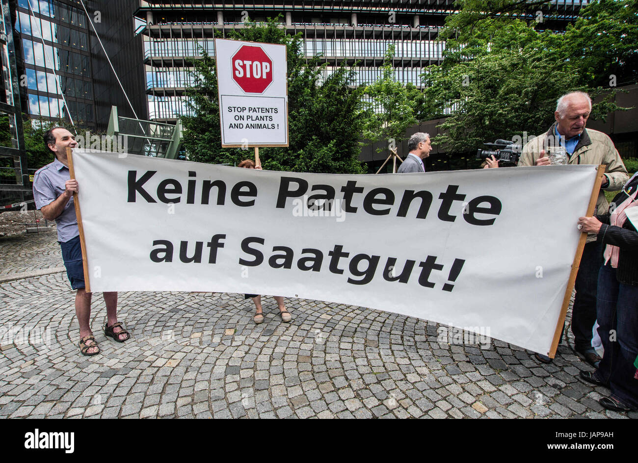 Munich. 7th June, 2017. ''No patents for grains''. Approximately 40 protestors assembled at the European Patent Office in Munich, Germany, in order to protest against further patenting of grains used in beer production. In 2016, Carlsberg and Heineken had both secured such patents. The demonstration was organized by the 'Buendnisse Keine Patente auf Saatgut'', who alleges that those who obtain patents on living materials would not only have control of genetically-modified stocks, but also over naturally-produced and selected materials. They furthermore allege misuse of the patent system. Stock Photo