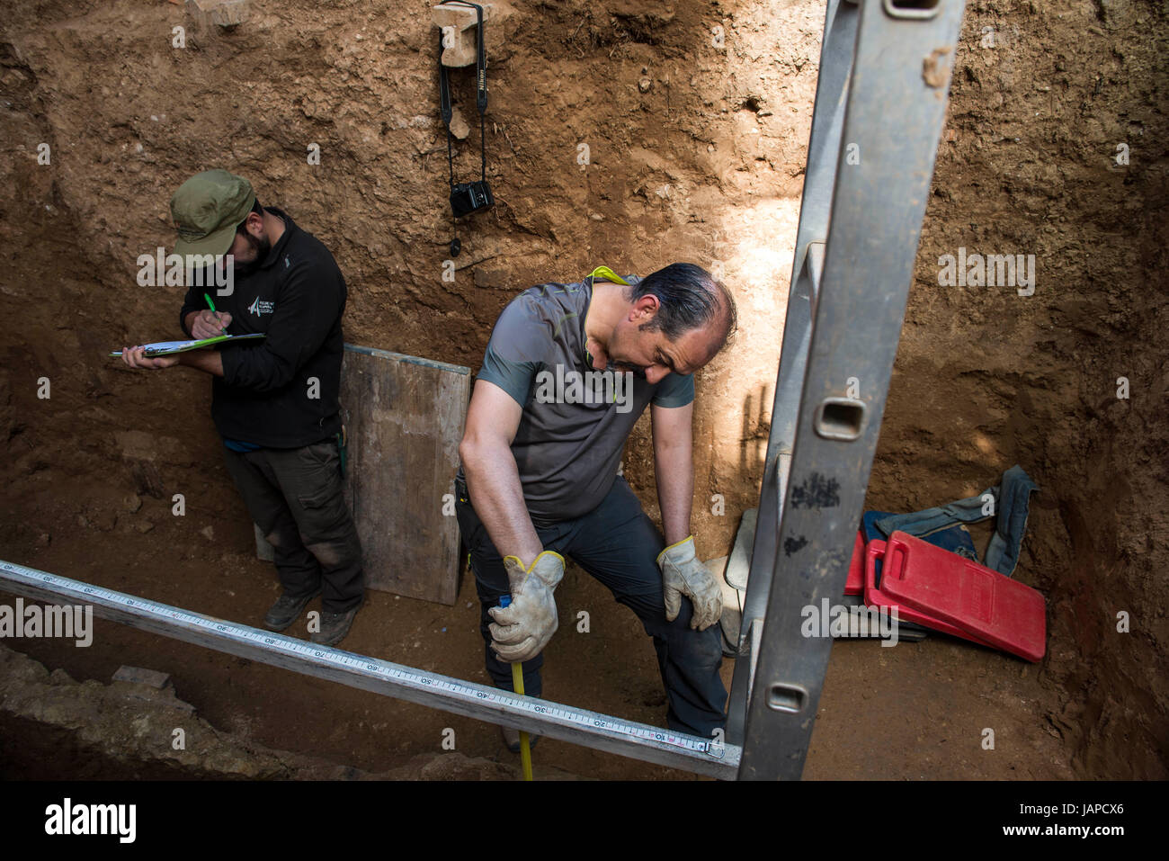 Guadalajara, Spain. 16th May, 2017. Juan Carlos Garcia Barreda and Rene Pacheco working inside the nass grave number 1 in May 2017. Timoteo Mendieta Alcala was executed against Guadalajara's cemetery wall on 16 November 1939 - one of an estimated 822 executions carried out at the cemetery from 1939 to 1944. The father-of-seven had been the local leader of the socialist UGT union in the village of Sacedon, where he had worked as a butcher. During the Franco era, his family did not dare ask to have his remains removed from the grave in which he and 21 other men were buried. (Credit Image: © Nac Stock Photo