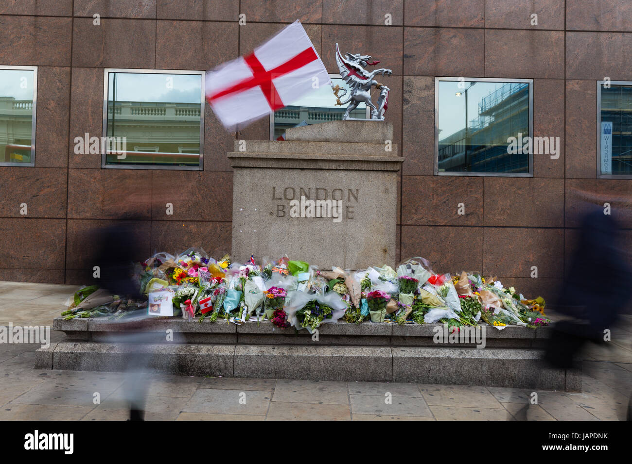 London, UK. 07th June, 2017. Londoners walking past the flower shrine on London Bridge on 07 June 2017, four days after the terrorist attacks in which eight people died and many others were injured Credit: Daniel Lange/Alamy Live News Stock Photo