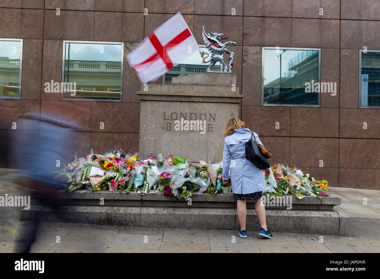 London, UK. 07th June, 2017. Londoners walking past the flower shrine on London Bridge on 07 June 2017, four days after the terrorist attacks in which eight people died and many others were injured Credit: Daniel Lange/Alamy Live News Stock Photo