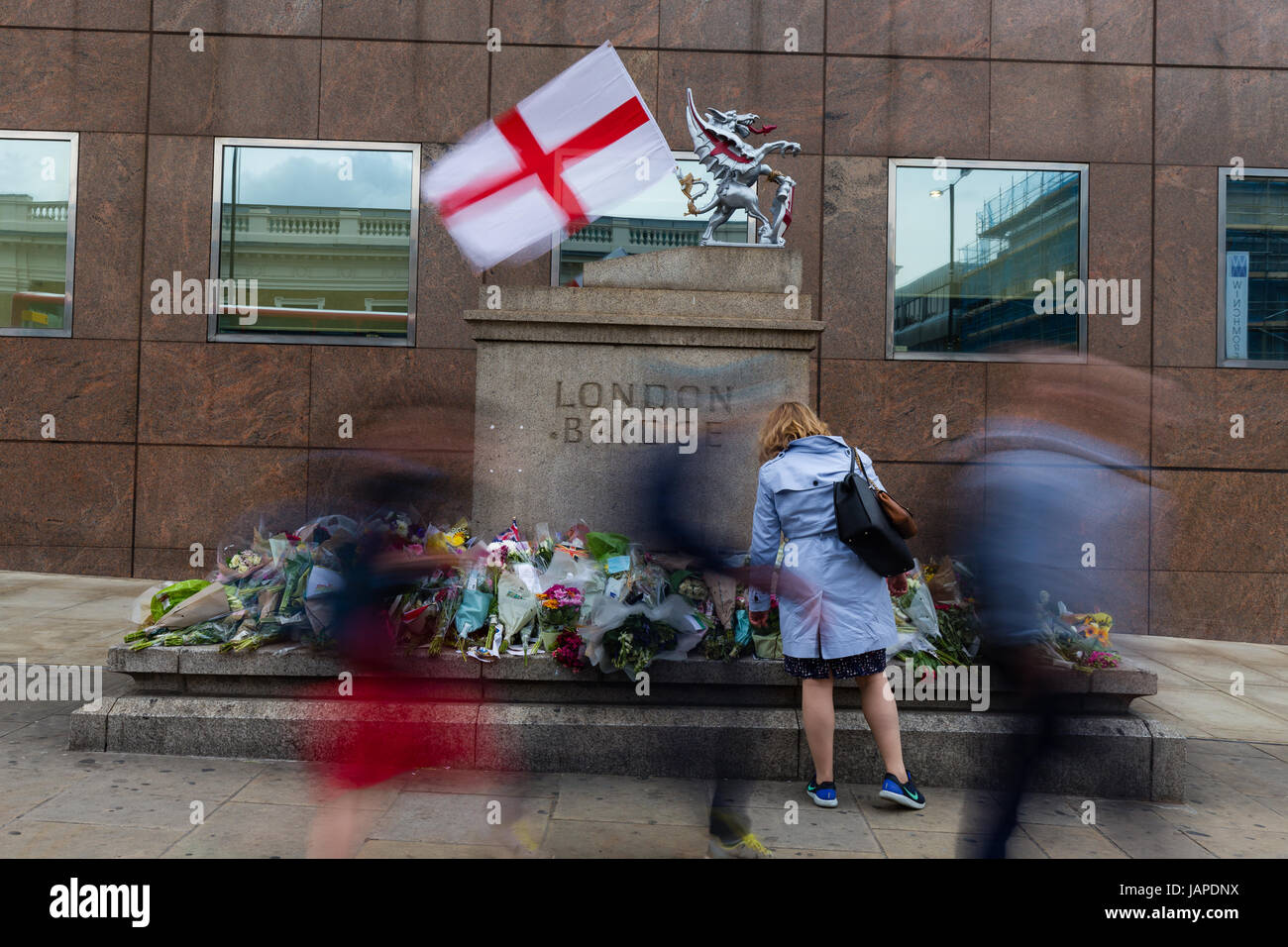 London, UK. 07th June, 2017. Londoners walking past the flower shrine on London Bridge on 07 June 2017, four days after the terrorist attacks in which eight people died and many others were injured Credit: Daniel Lange/Alamy Live News Stock Photo