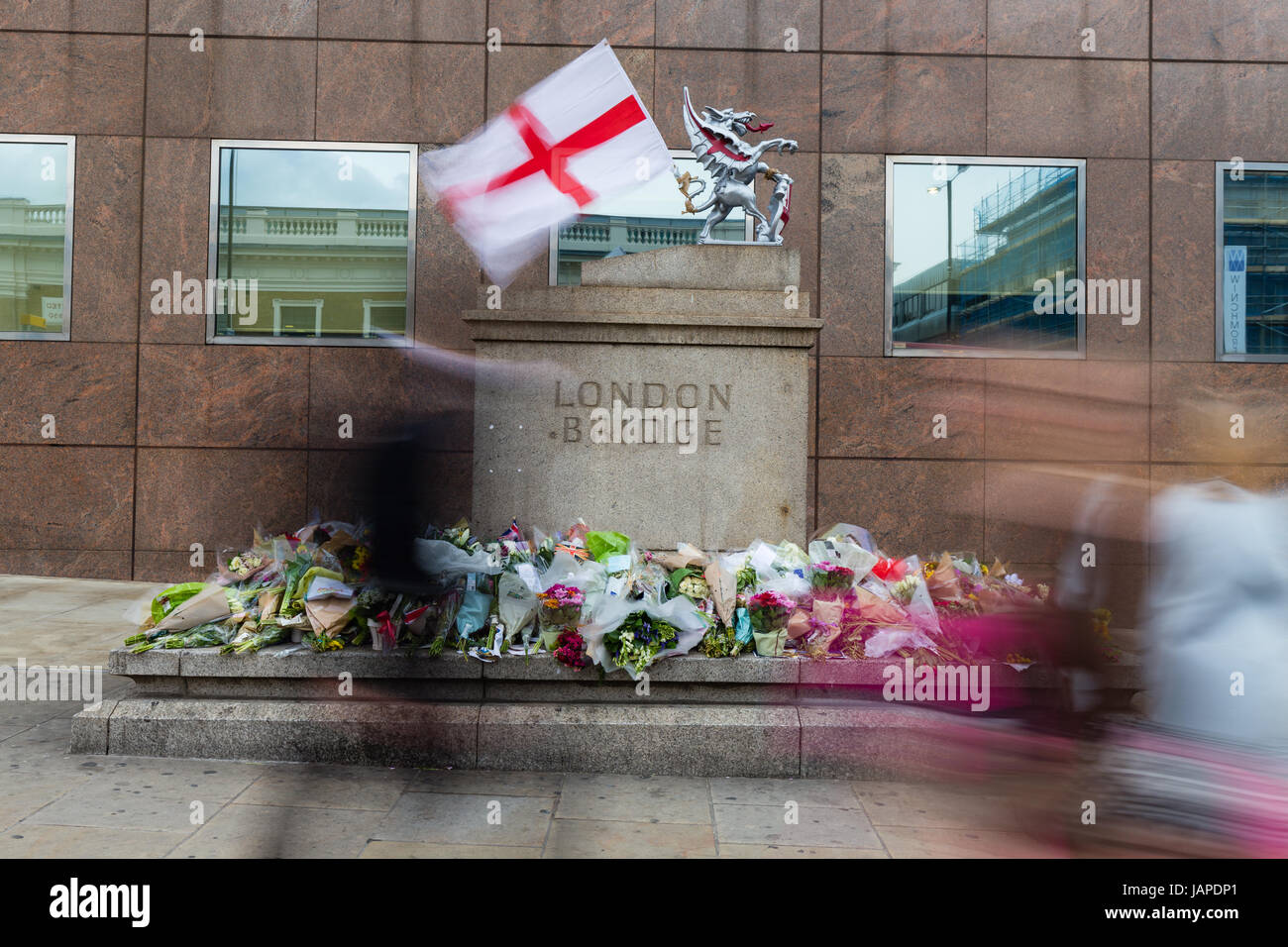 London, UK. 07th June, 2017. Londoners walking past the flower shrine on London Bridge on 07 June 2017, four days after the terrorist attacks in which eight people died and many others were injured Credit: Daniel Lange/Alamy Live News Stock Photo