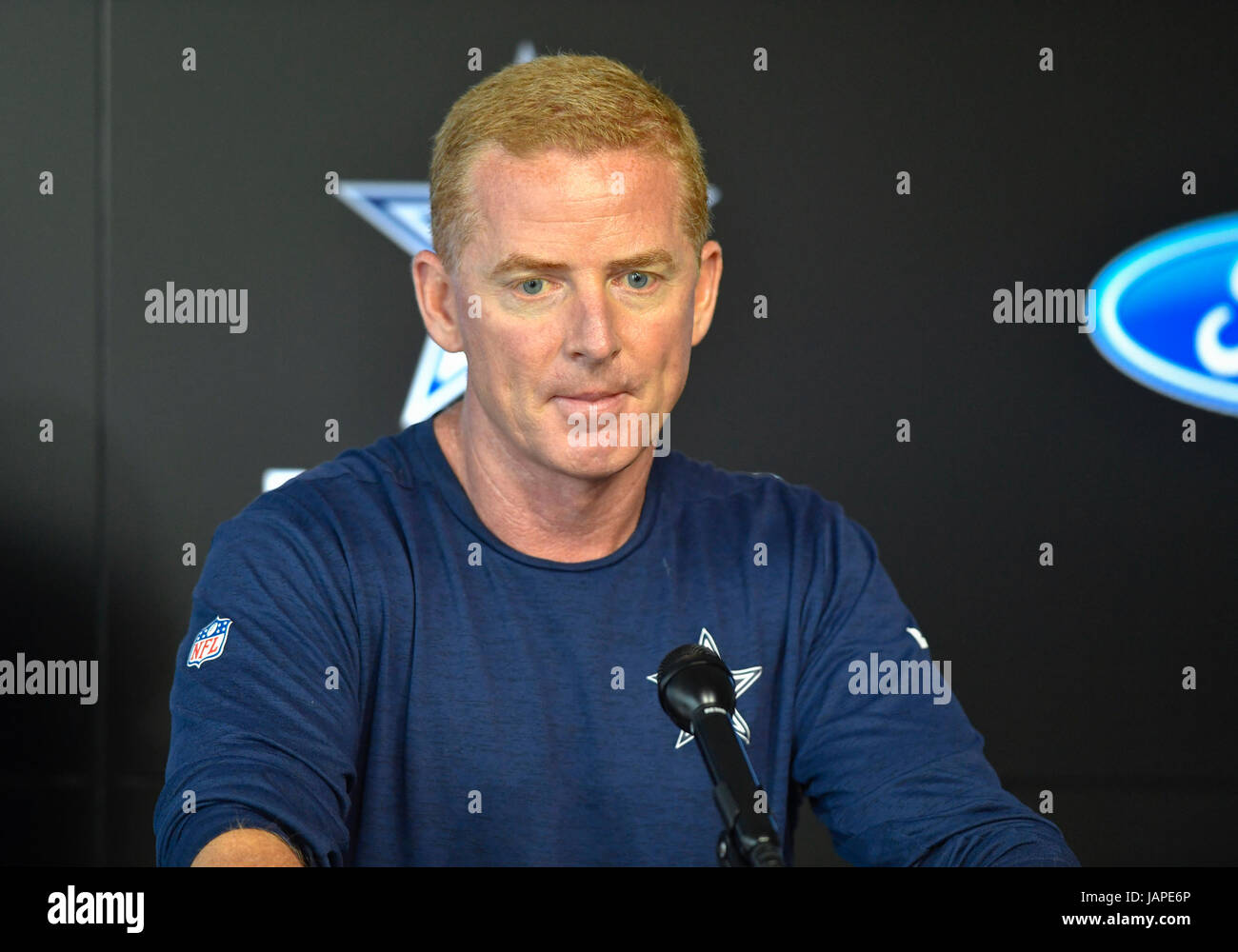 Photo: Dallas Cowboys Tony Romo stands on the sidelines with head coach  Jason Garrett at MetLife Stadium in New Jersey - NYP20120101102 