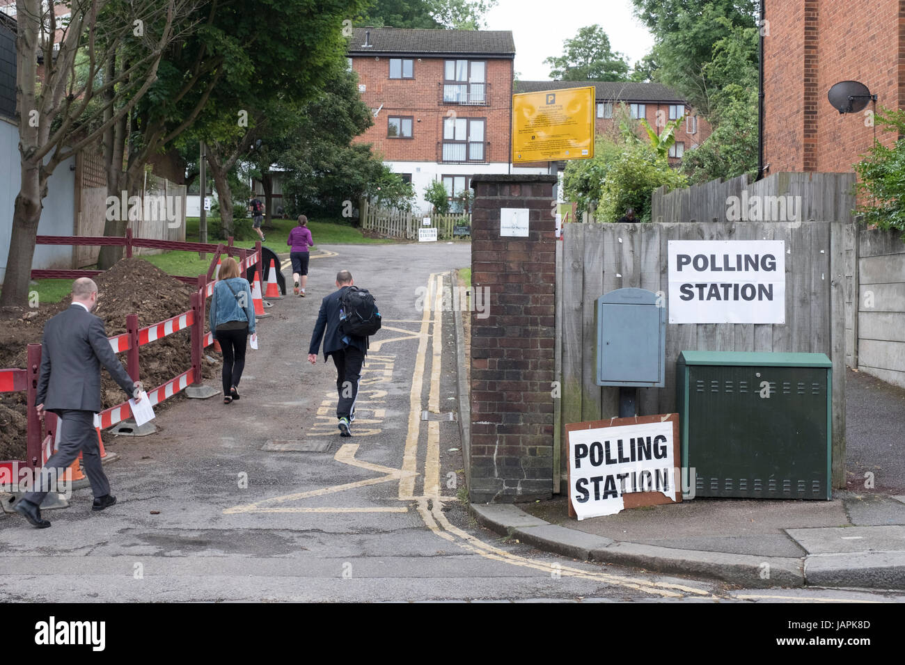 Haringey, London, UK. 8th June, 2017. Voters pass signs leading to a Haringey portable polling station, London, UK Credit: Thomas Carver/Alamy Live News Stock Photo