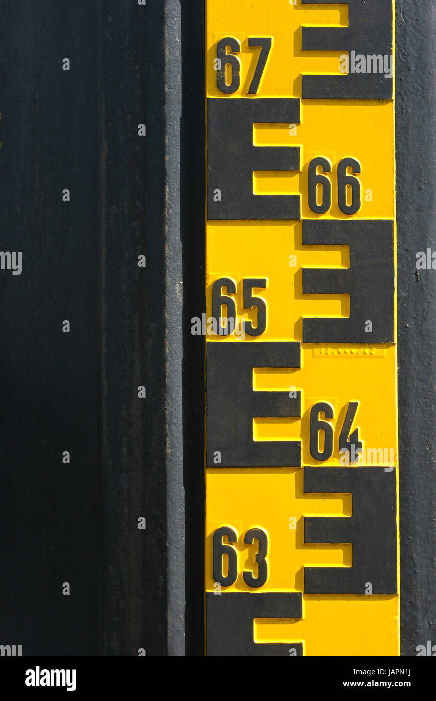 Water level indicator by a river Stock Photo Alamy