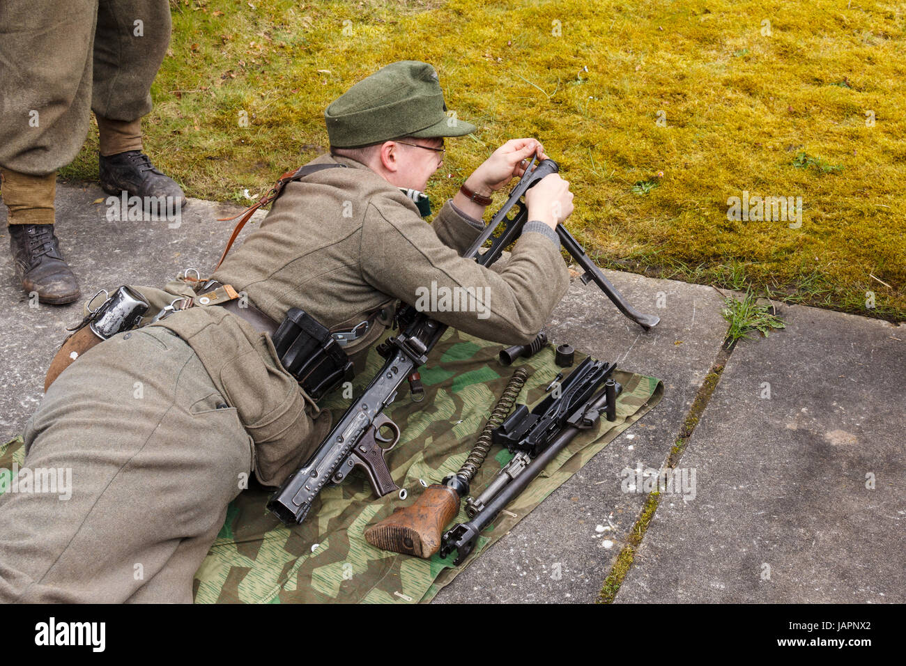 Spijk terug naar toen event:German soldier assembling machine gun Stock Photo