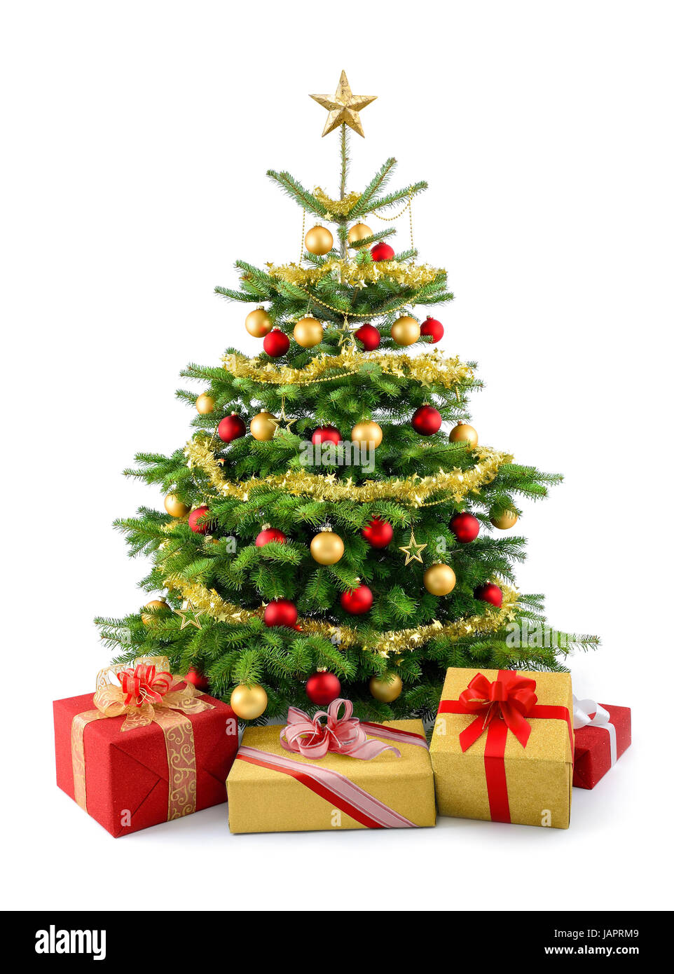Helle Studioaufnahme von rot und gold geschmücktem Weihnachtsbaum mit  Geschenken auf weiß Stock Photo - Alamy
