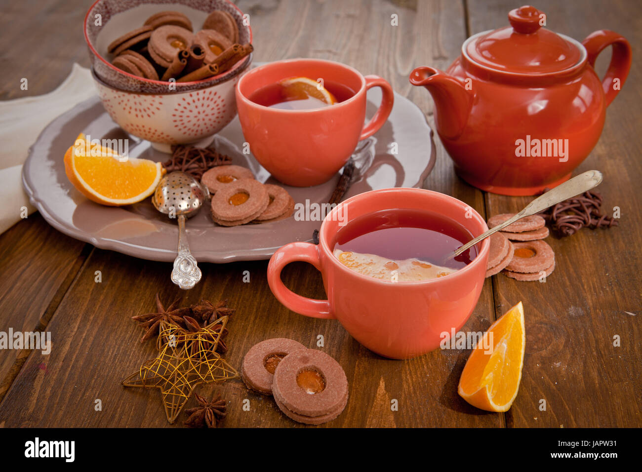 Heisser Tee / Gluehwein und Plaetzchen zur Weihnachtszeit Stock Photo ...