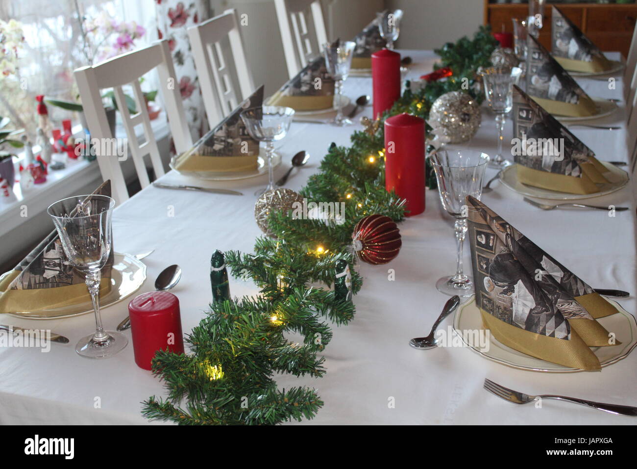 Christmas Table Decorations Stock Photo Alamy christmas-table-decorations-stock-photo-alamy