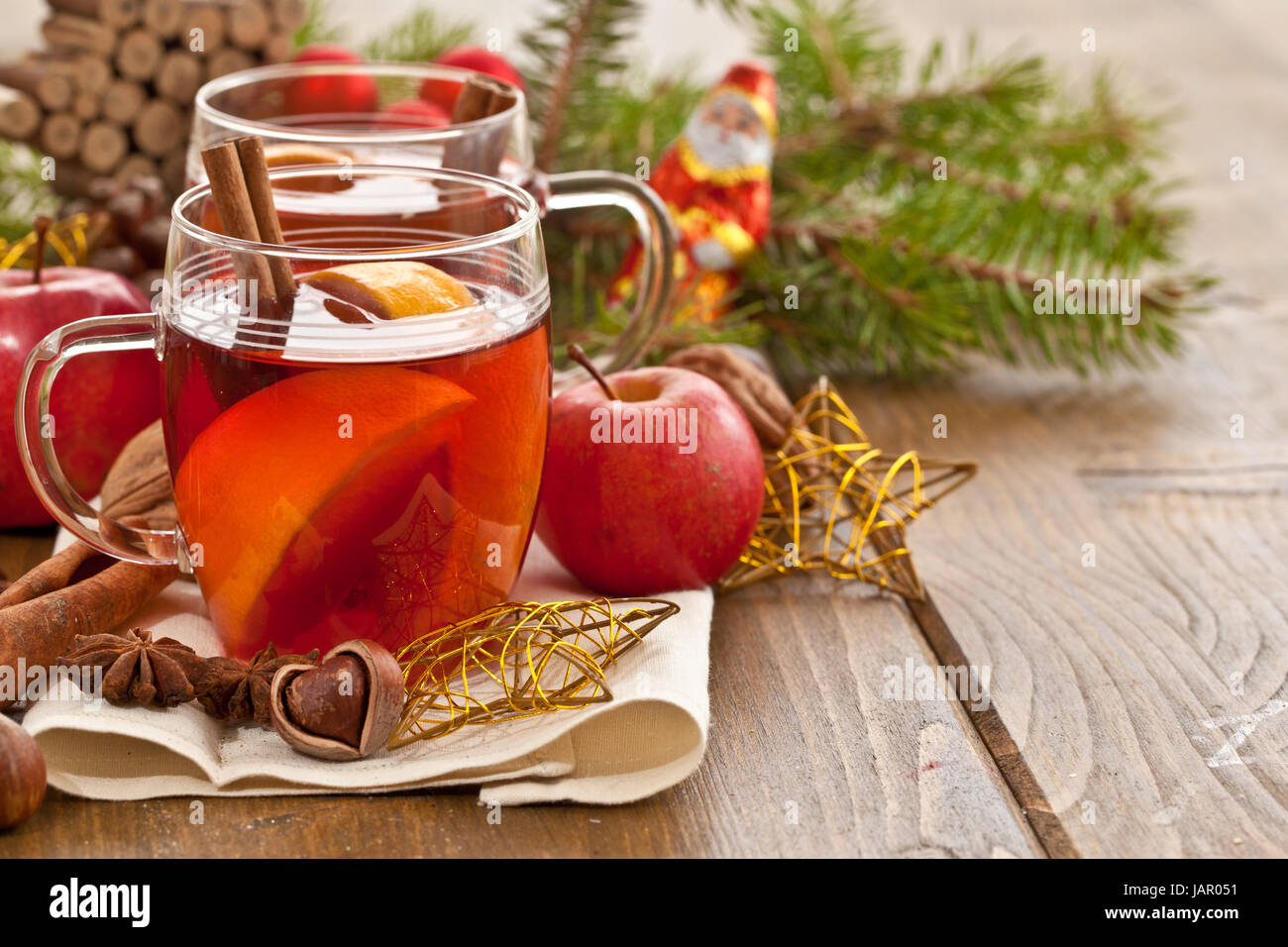 Heisses Getraenk zu Weihnachten mit Zimt und Orangen Stock Photo