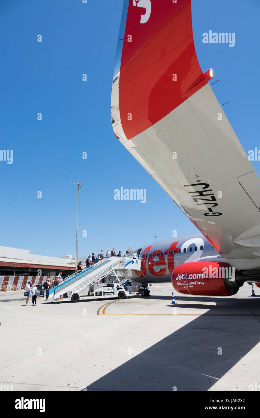 Boarding passengers aircraft hi-res stock photography and images - Alamy