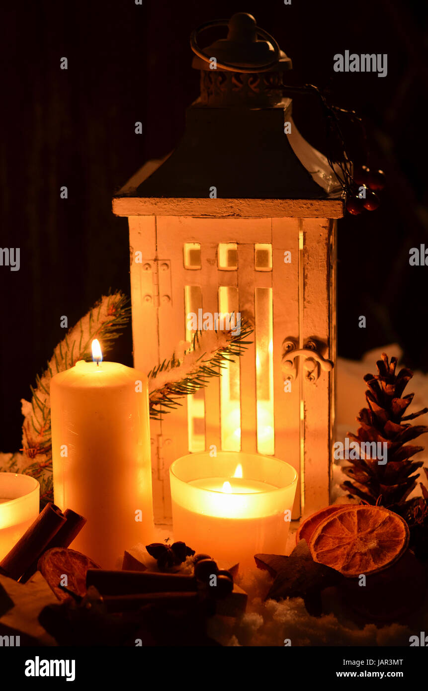 Laterne im Schnee besinnliche Weihnachten Kerzenschein Stock Photo - Alamy