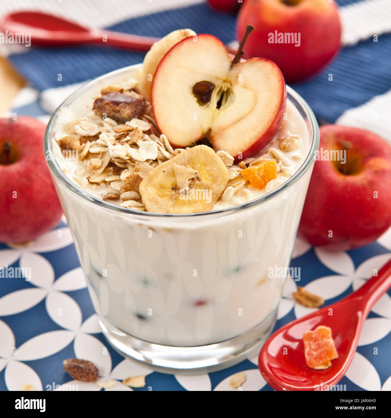 Muesli mit Joghurt und frischen Aepfeln Stock Photo - Alamy
