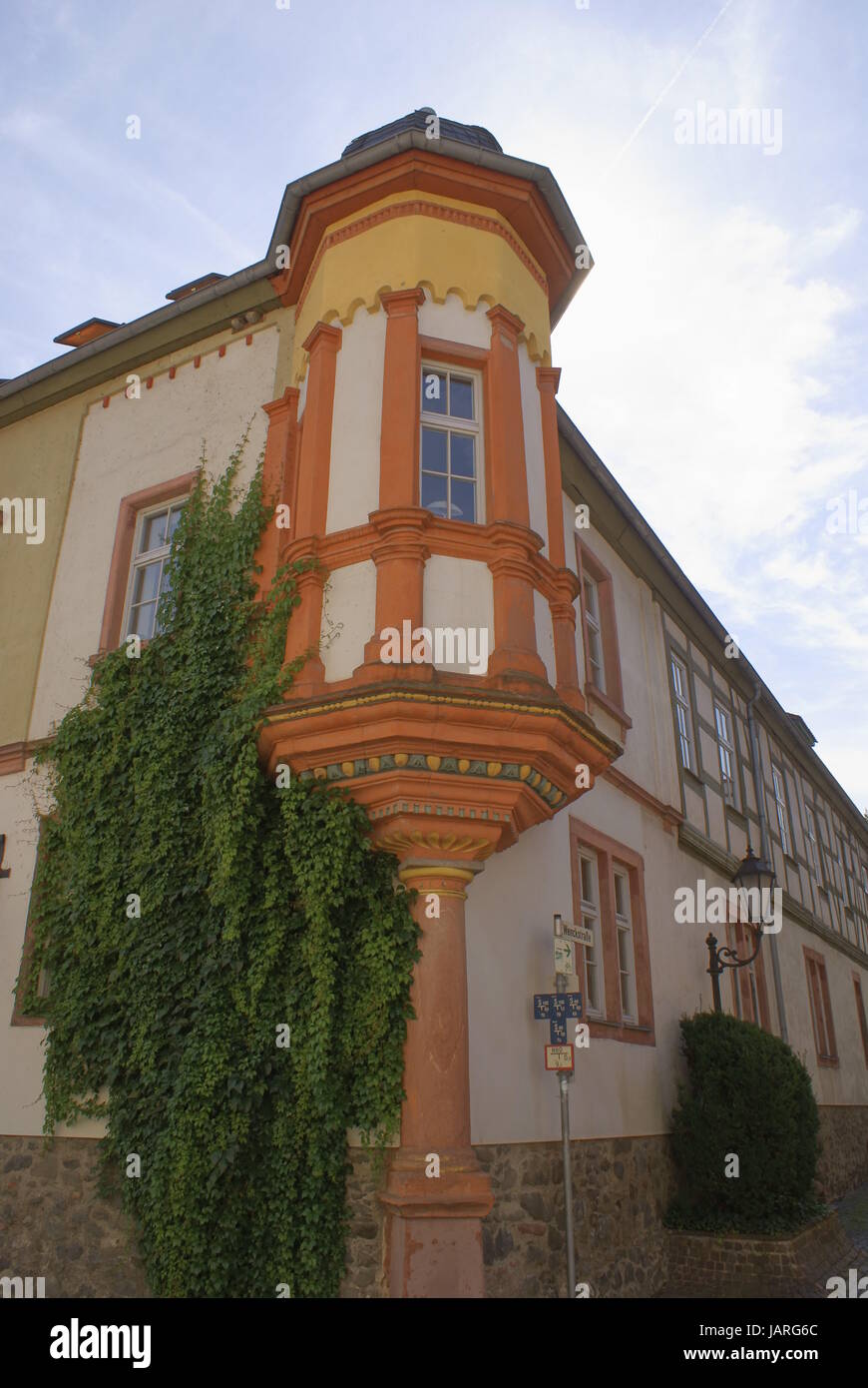 Fachwerkhaus mit einem orange gestrichenen Erker an der Ecke Stock Photo