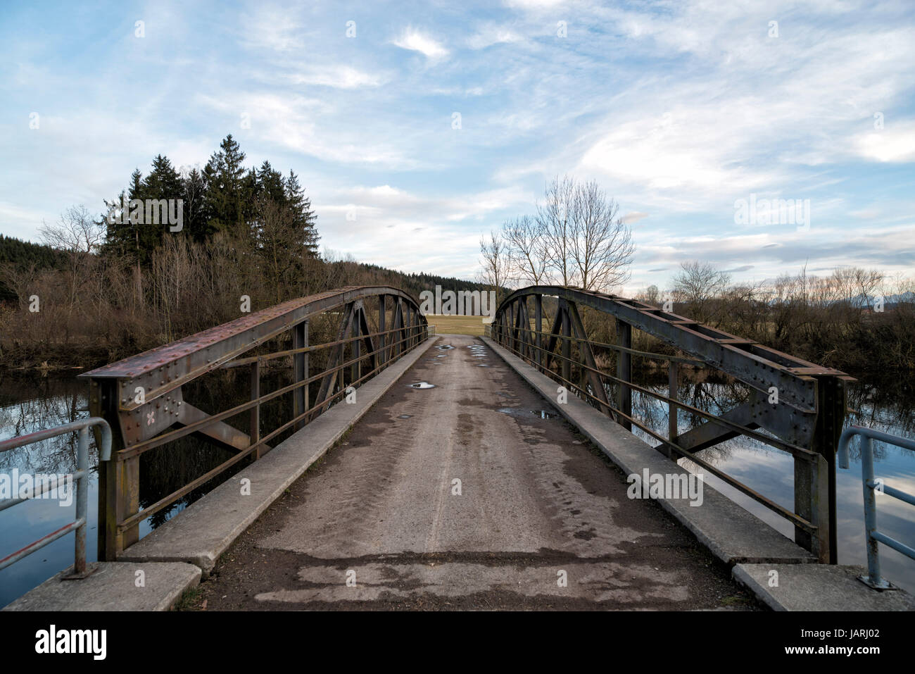 Brücke über die Wertach am Heubrückenweg beim Bachtelsee, Biessenhofen, Bayern, Deutschland. Bridge near Bissenhofen, Bavaria, Germany. Stock Photo