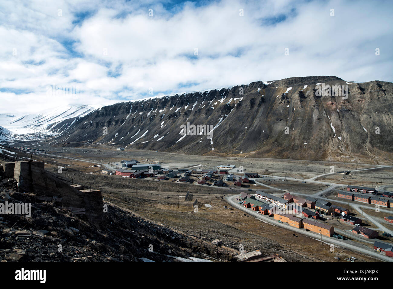 Panoramic view of Longyearbyen and Platåberget. Blick auf Longyearbyen und Platåberget. Stock Photo