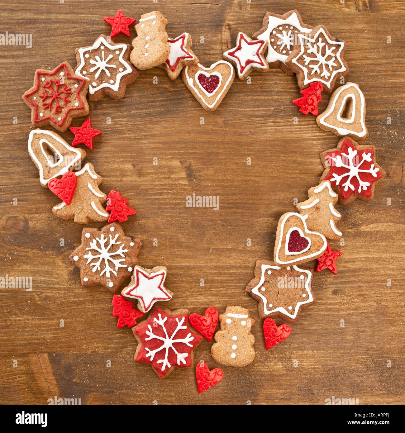 Bunte Plaetzchen in Herzform zu Weihnachten Stock Photo - Alamy