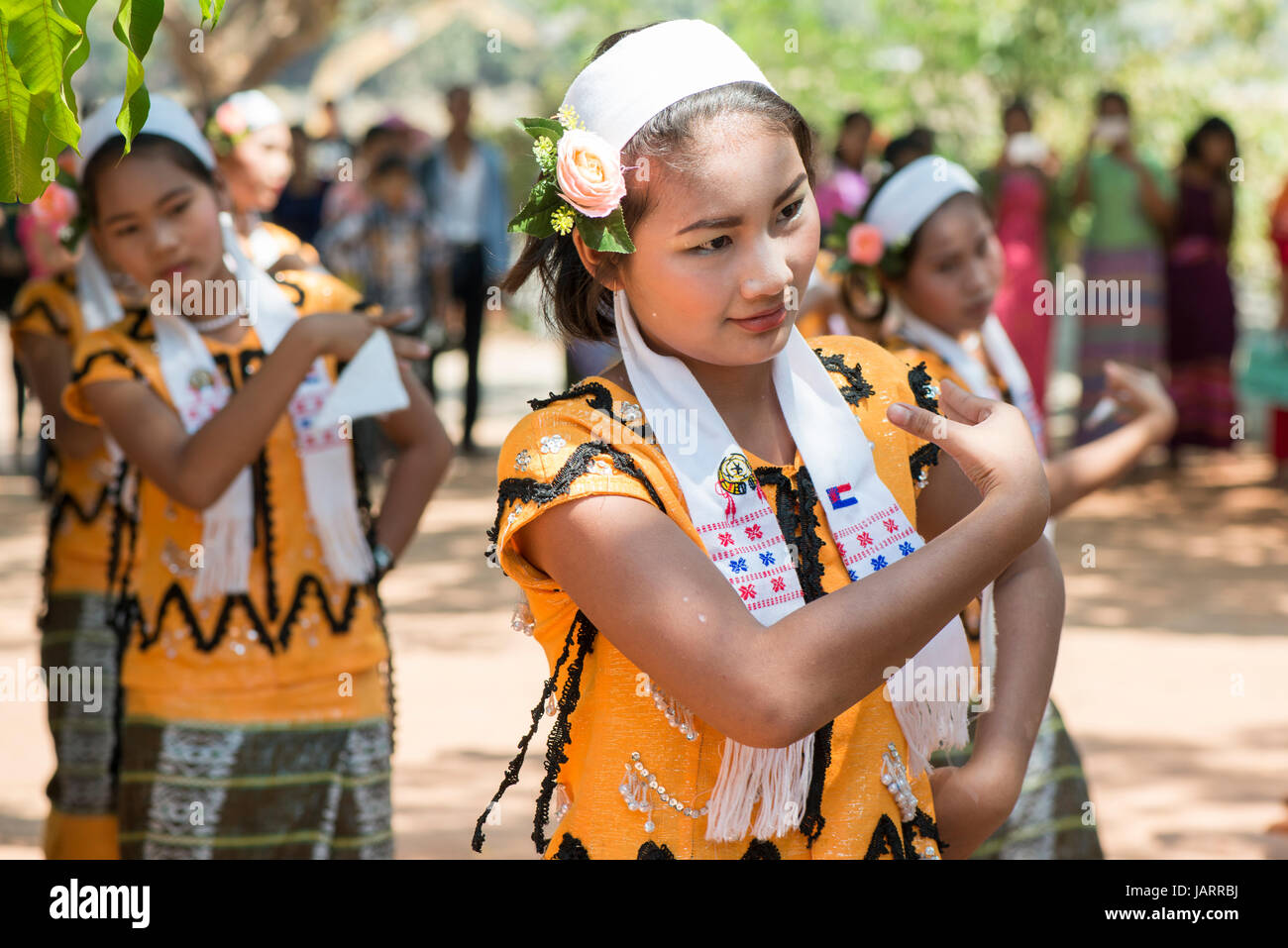 Children perform a traditional folk dance at the Kyauk Kalap Temple, Hpa-an, Myanmar (Burma) Stock Photo