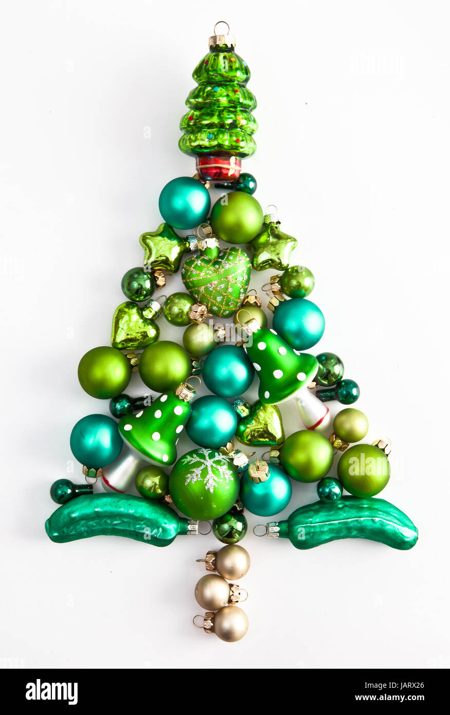 Weihnachtsbaum aus gruenen Christbaumkugeln auf Weiss Stock Photo Alamy