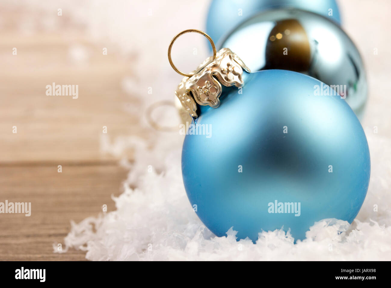 Weihnachten, Dekoration mit Holzhintergrund, Schnee, Weihnachtskugeln blau Stock Photo